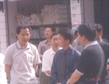 原中宣部副部长欧阳坚在集团董事长洪文兴的陪同下视察丽江嘉和建材城