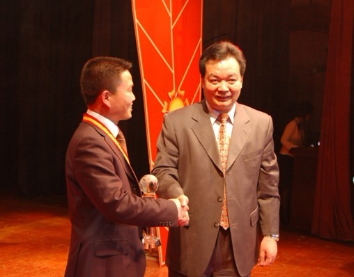 集团董事长洪文兴接受丽江市委书记王君正颁奖